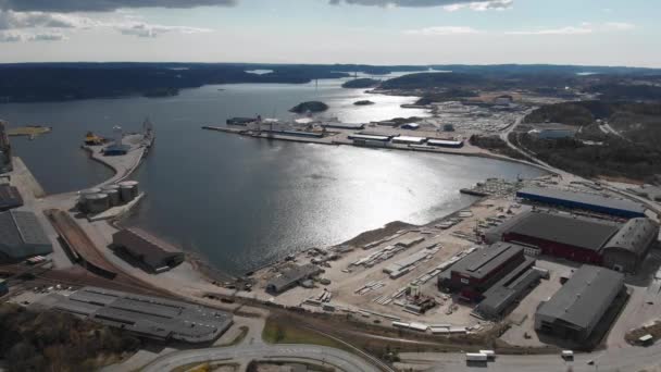 Ship Harbour Um dia ensolarado, Uddevalla, Suécia, Aerial — Vídeo de Stock