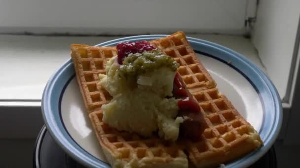 Mellerud Special, Waffel, Kartoffelpüree und Wurst, Nahaufnahme — Stockvideo