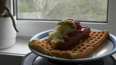 Ev yapımı fast food, waffle, patates püresi ve sosis. Kapat.