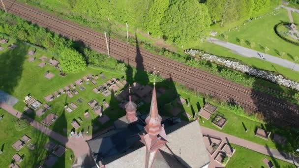 Schöner Kirchturmschatten auf dem Boden, Luftaufnahmen — Stockvideo