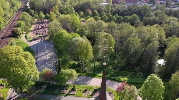 Chiesa Torre Croce e foresta e villaggio sfondo, Circolo aereo — Video Stock