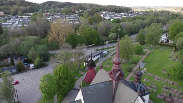 İsveç 'te Kilise Kulesi ve Lerum Şehri, Hava Yörüngesi — Stok video