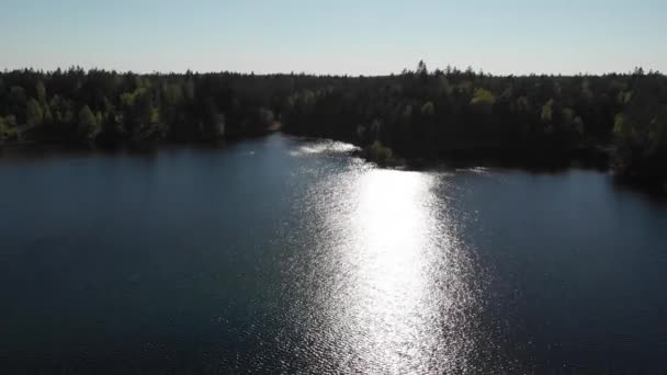 Riflessione del sole sul lago, Rivelare l'isola, foresta di Botrsl, indietro aerea — Video Stock