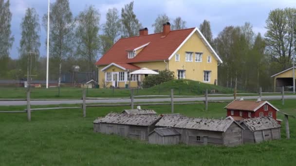 Fattoria tradizionale svedese in miniatura di fronte alla casa di dimensioni reali, Pan — Video Stock