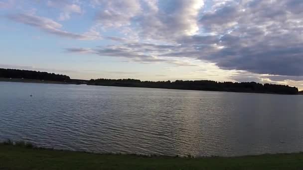 Weergave van de oever van het meer bij zonsondergang — Stockvideo