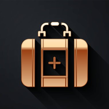 Siyah arkaplanda altın ilk yardım çantası simgesi izole edildi. Haçlı sağlık kutusu. Acil durumlar için tıbbi ekipman. Sağlık sigortası konsepti. Uzun gölge tarzı. Vektör.