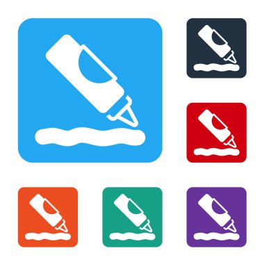 Beyaz arka planda beyaz ketçap şişesi simgesi var. Barbekü ve barbekü ızgara sembolü. Renkli kare düğmelerle simgeleri ayarla. Vektör.