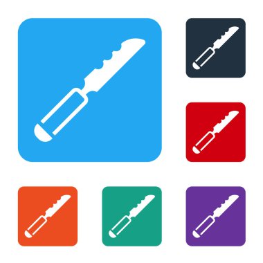 Beyaz arka planda beyaz ekmek bıçağı simgesi izole edildi. Çatal bıçak sembolü. Renkli kare düğmelerle simgeleri ayarla. Vektör.