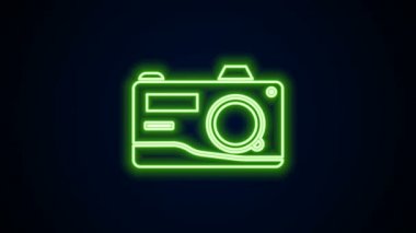 Parlayan neon hattı fotoğraf makinesi simgesi siyah arkaplanda izole edildi. Fotoğraf makinesi simgesi. 4K Video hareketli grafik canlandırması