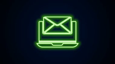 Zarflı parlak neon hattı dizüstü bilgisayar ve açık e- posta ekran simgesi siyah arkaplanda izole edildi. E-posta pazarlama, internet reklamcılığı kavramları. 4K Video hareketli grafik canlandırması
