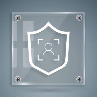 Beyaz Kalkan yüz tanıma simgesi gri arkaplanda izole edildi. Yüz tanımlama simgesi. Yüz tanıma. Siber güvenlik kavramı. Kare cam paneller. Vektör.