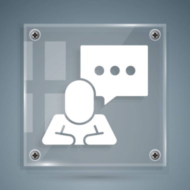 Gri arkaplanda beyaz konuşma balonu sohbet simgesi izole edildi. İleti simgesi. İletişim ya da yorum sohbet sembolü. Kare cam paneller. Vektör.