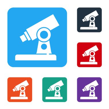 Beyaz arka planda beyaz mikroskop simgesi izole edildi. Kimya, ilaç aleti, mikrobiyoloji büyütme aracı. Renkli kare düğmelerle simgeleri ayarla. Vektör.