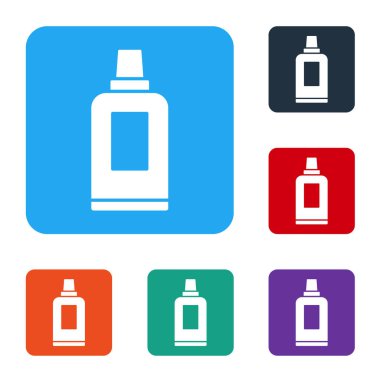 Çamaşır deterjanı, çamaşır suyu, bulaşık deterjanı ya da beyaz arka planda izole edilmiş başka bir temizlik malzemesi için beyaz plastik şişe. Renkli kare düğmelerle simgeleri ayarla. Vektör.