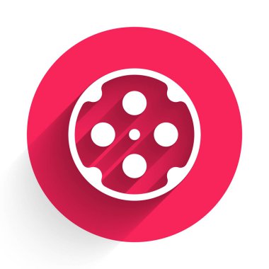 Beyaz Revolver silindir simgesi uzun gölgeli izole edildi. Kırmızı daire düğmesi. Vektör.