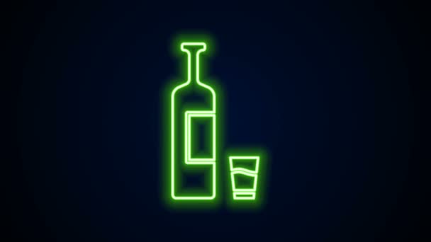 Glödande neon linje Whiskey flaska och glas ikon isolerad på svart bakgrund. 4K Video motion grafisk animation — Stockvideo