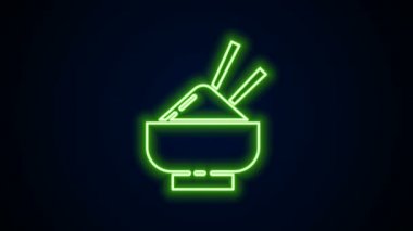 Siyah arka planda izole edilmiş yemek çubuğu ikonu olan bir kasede parlayan neon çizgisi Rice. Geleneksel Asya yemekleri. 4K Video hareketli grafik canlandırması