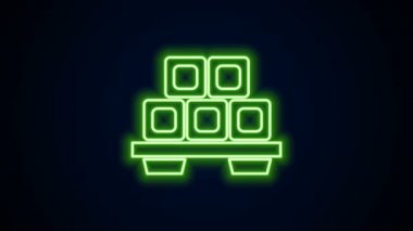 Kesme tahtası simgesinde parlayan neon hattı Sushi siyah arkaplanda izole edildi. Tahtada Asya yemeği suşisi. 4K Video hareketli grafik canlandırması