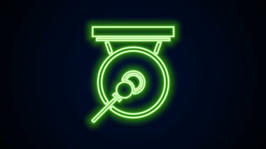 Parlak neon hattı Gong müzik perküsyon enstrümanı dairesel metal disk ve çekiç ikonu siyah arkaplanda izole edildi. 4K Video hareketli grafik canlandırması