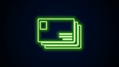 Parlayan neon hattı Zarf simgesi siyah arkaplanda izole edildi. E- posta mektup sembolü. 4K Video hareketli grafik canlandırması