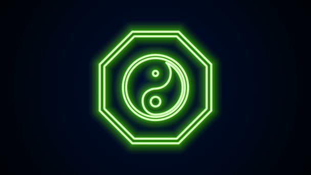 Zářící neonové linie Yin Yang symbol harmonie a vyvážení ikony izolované na černém pozadí. Grafická animace pohybu videa 4K — Stock video