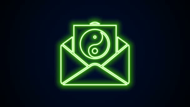 Žhnoucí neonová čára Yin Yang a ikona obálky izolované na černém pozadí. Symbol harmonie a rovnováhy. Grafická animace pohybu videa 4K — Stock video