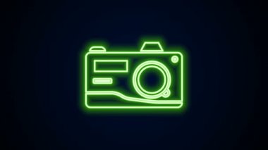Parlayan neon hattı fotoğraf makinesi simgesi siyah arkaplanda izole edildi. Fotoğraf makinesi simgesi. 4K Video hareketli grafik canlandırması