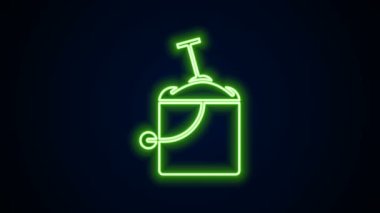 Siyah arka planda izole edilmiş kürek ikonu olan parlak neon çizgisi kovadaki kum. Plastik çocuk oyuncağı. Yaz ikonu. 4K Video hareketli grafik canlandırması