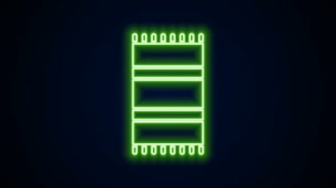 Parlayan neon hattı plaj havlusu ikonu siyah arka planda izole edildi. 4K Video hareketli grafik canlandırması
