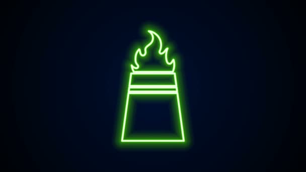 Žhnoucí neonová linka Ropná plošina s ikonou požáru izolovanou na černém pozadí. Ohnivá nehoda. Plynová věž. Průmyslový objekt. Grafická animace pohybu videa 4K — Stock video