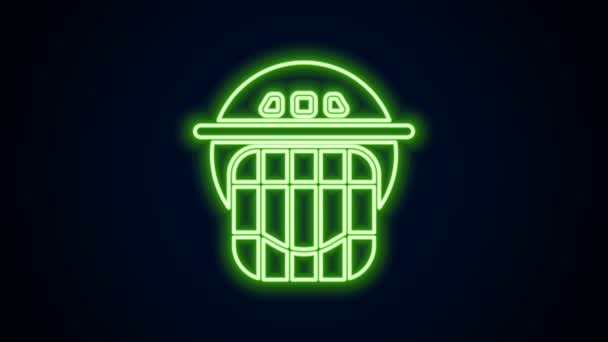 Parlayan neon çizgisi Hokey miğferi simgesi siyah arkaplanda izole edildi. 4K Video hareketli grafik canlandırması — Stok video