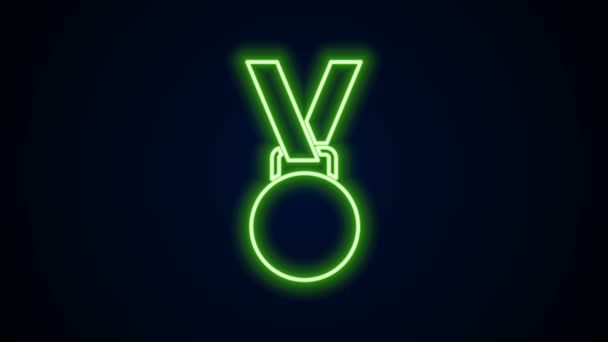 Gloeiende neon lijn Medaille icoon geïsoleerd op zwarte achtergrond. Winnaar symbool. 4K Video motion grafische animatie — Stockvideo