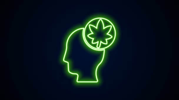 Siyah zemin üzerinde yaprak simgesi olan parlak neon çizgisi insan kafası. 4K Video hareketli grafik canlandırması — Stok video