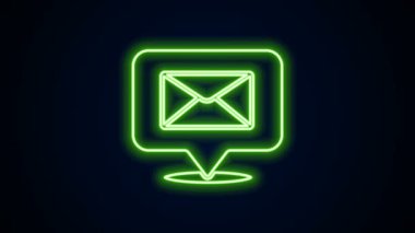 Siyah arkaplanda izole edilmiş zarf simgesiyle parlayan neon hattı konuşma balonu. 4K Video hareketli grafik canlandırması