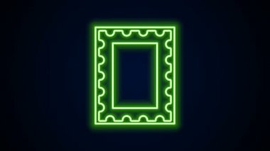 Parlayan neon hattı posta pulu simgesi siyah arkaplanda izole edildi. 4K Video hareketli grafik canlandırması