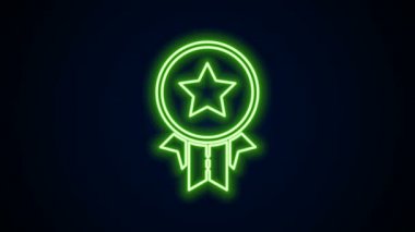 Siyah zemin üzerinde yıldız simgesi olan parlak neon çizgisi madalyası. Kazanan başarı işareti. Ödül madalyası. 4K Video hareketli grafik canlandırması