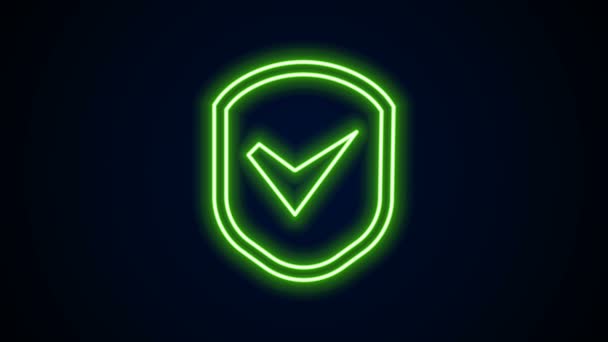 Glödande neon line Sköld med markering ikon isolerad på svart bakgrund. Säkerhet, skydd, integritetskoncept. Krypmärke godkänt. 4K Video motion grafisk animation — Stockvideo