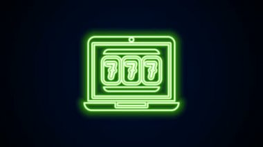 Parlak neon hattı dizüstü bilgisayar ve slot makinesi. Siyah arka planda izole edilmiş şanslı yedili ikramiye ikonu. İnternetteki kumarhane. 4K Video hareketli grafik canlandırması