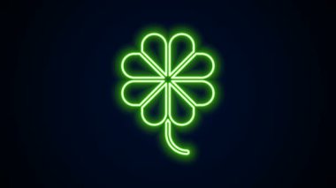 Siyah arkaplanda yonca sembolü olan parlak neon hattı kumarhane kumar makinesi. Kumar oyunları. 4K Video hareketli grafik canlandırması