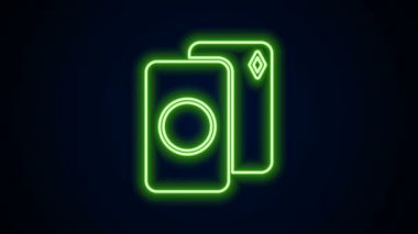 Parlayan neon çizgisi oyun kartı simgesi siyah arkaplanda izole edildi. Kumarhane kumarı. 4K Video hareketli grafik canlandırması