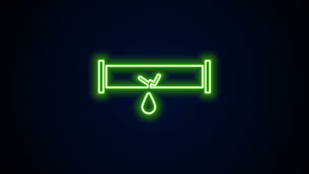 Linha de néon brilhante Tubo de metal quebrado com ícone de água vazando isolado no fundo preto. Animação gráfica em movimento de vídeo 4K — Vídeo de Stock
