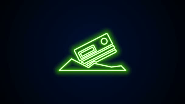 Светящаяся неоновая линия Кокаин и значок кредитной карты изолированы на черном фоне. Видеографическая анимация 4K — стоковое видео