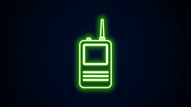 Parlayan neon hattı telsiz ikonu siyah arkaplanda izole edildi. Taşınabilir radyo vericisi simgesi. Radyo alıcı-vericisi işareti. 4K Video hareketli grafik canlandırması — Stok video