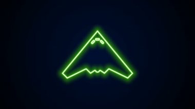 Parlayan neon hattı Jet savaş ikonu siyah arka planda izole edildi. Askeri uçak. 4K Video hareketli grafik canlandırması