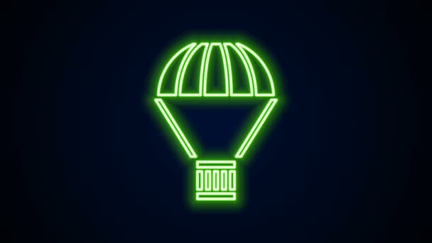 Scatola luminosa al neon che vola sull'icona del paracadute isolata su sfondo nero. Pacchetto con paracadute per la spedizione. Servizio di consegna, trasporto aereo. Animazione grafica 4K Video motion — Video Stock