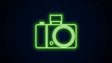 Parlayan neon hattı fotoğraf makinesi simgesi siyah arkaplanda izole edildi. Fotoğraf makinesi simgesi. 4K Video hareketli grafik canlandırması