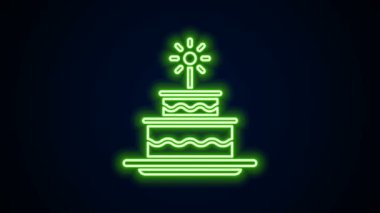 Siyah arkaplanda izole edilmiş yanan mum simgesiyle parlayan neon çizgi pastası. Doğum günün kutlu olsun. 4K Video hareketli grafik canlandırması