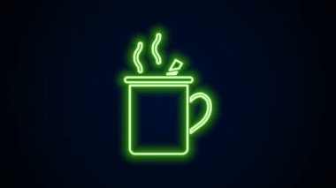 Parlayan neon hattı. Siyah arka planda izole edilmiş bir bardak içki ve malzeme ikonu ile karıştırılmış şarap. Tarçın çubuğu, karanfil, limon dilimi. 4K Video hareketli grafik canlandırması