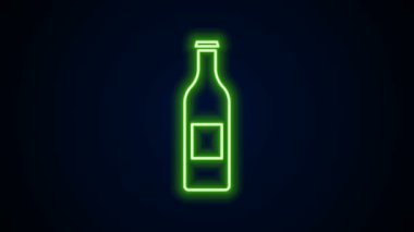 Parlayan neon hattı bira şişesi simgesi siyah arka planda izole edildi. 4K Video hareketli grafik canlandırması