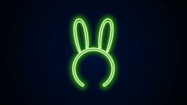Siyah arka planda izole edilmiş uzun tavşan kulaklı parlak neon maskeli. Fetiş aksesuarı. Yetişkinler için seks oyuncağı. 4K Video hareketli grafik canlandırması